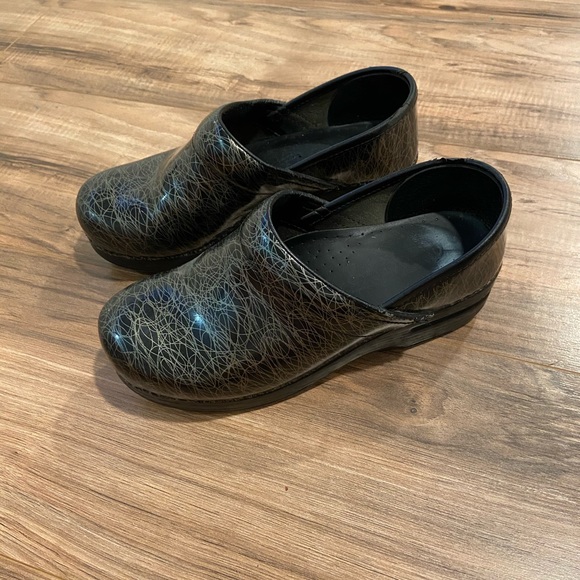 Dansko!! Women’s Black and Silver Clogs Size 37 - Picture 4 of 7